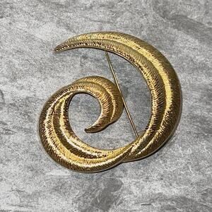 Vintage 1980 Pretty Gold-Tone Curled Ribbon Lapel Pin Scarf Pin Brooch